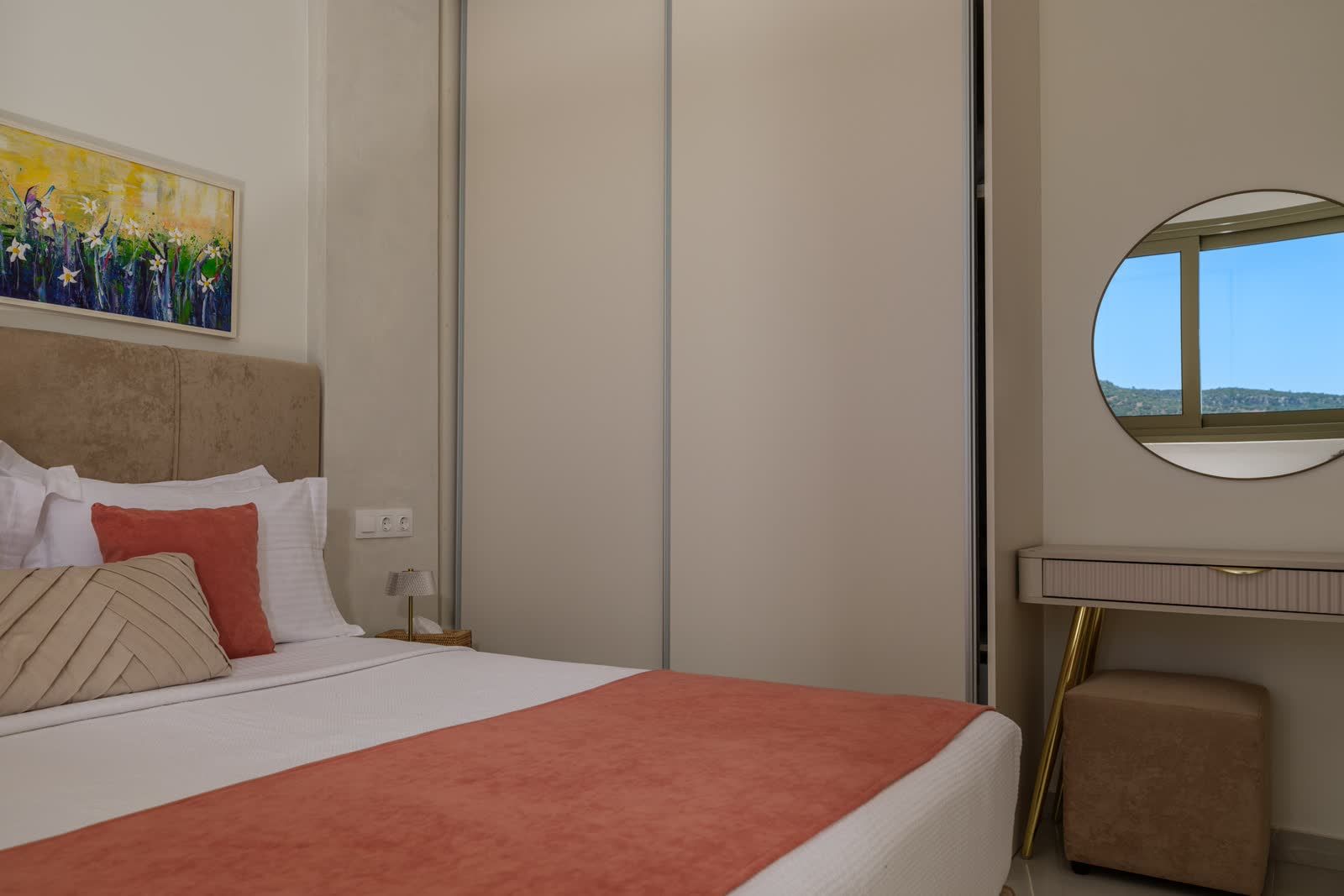 The pool bedroom with its dressing corner and round mirror